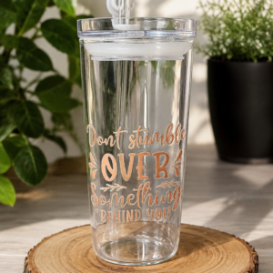 Vierkante Glazen Tumbler – 250 ml"Don't Stumble Over Something Behind You"
